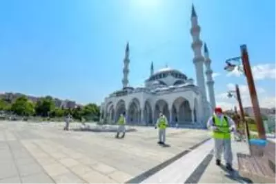 Başkent'te camilerde temizlik ve dezenfeksiyon Başkent'te camilerde temizlik ve dezenfeksiyon