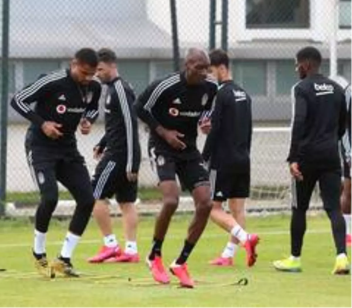 Beşiktaş ayak tenisi oynadı