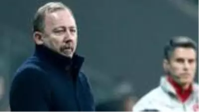 Beşiktaş Teknik Direktörü Sergen Yalçın, yönetimin bütçeyi yarı yarıya düşürme kararına tepki gösterdi Beşiktaş Teknik Direktörü Sergen Yalçın, yönetimin bütçeyi yarı yarıya düşürme kararına tepki gösterdi