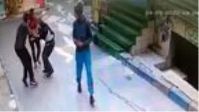 Beyoğlu'nda bayram sabahı yaşlı adamın gasp edilme anları kameralarda