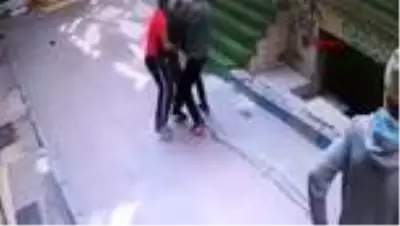 BEYOĞLU’NDA BAYRAM SABAHI YAŞLI ADAMIN GASP EDİLME ANLARI KAMERALARDA