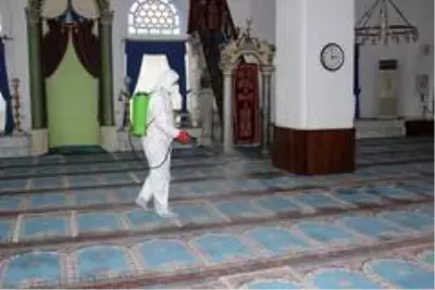 Burhaniye'de camiler dezenfekte edildi Burhaniye'de camiler dezenfekte edildi