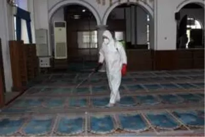Burhaniye'de camiler dezenfekte edildi Burhaniye'de camiler dezenfekte edildi