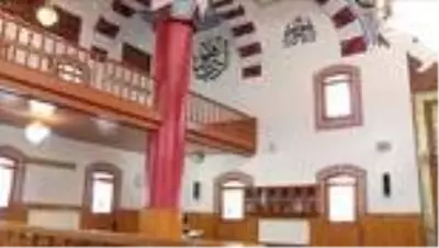 Camiler cemaat için hazırlanıyor Camiler cemaat için hazırlanıyor