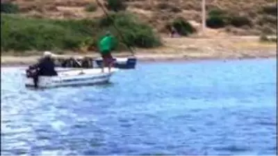 Vahşet anları kameraya anbean yansıdı! Köpek balığını işkence ederek öldürdüler Vahşet anları kameraya anbean yansıdı! Köpek balığını işkence ederek öldürdüler