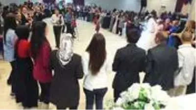 Diyanet, kadın erkek el ele halay çekmenin ve horon tepmenin İslam'a aykırı olduğunu belirtti Diyanet, kadın erkek el ele halay çekmenin ve horon tepmenin İslam'a aykırı olduğunu belirtti