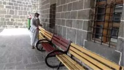 Diyarbakır'da 'cuma namazı' hazırlığı Diyarbakır'da 'cuma namazı' hazırlığı
