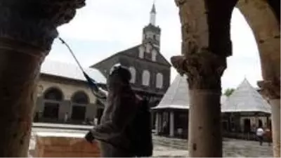 Diyarbakır'da 'cuma namazı' hazırlığı Diyarbakır'da 'cuma namazı' hazırlığı
