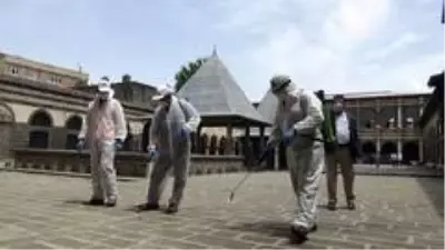 Diyarbakır'da 'cuma namazı' hazırlığı Diyarbakır'da 'cuma namazı' hazırlığı