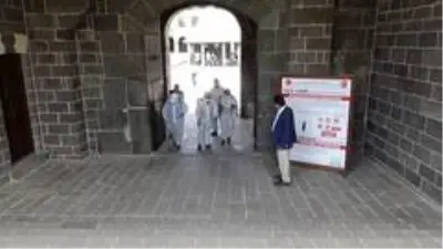 Diyarbakır'da 'cuma namazı' hazırlığı Diyarbakır'da 'cuma namazı' hazırlığı