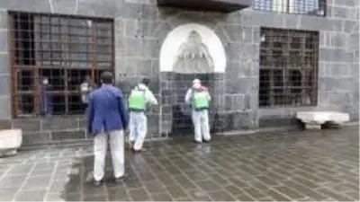 Diyarbakır'da 'cuma namazı' hazırlığı Diyarbakır'da 'cuma namazı' hazırlığı