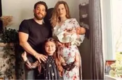 Eski dövüşçü Sam Stout'un 1 aylık kızı Sydney hayatını kaybetti Eski dövüşçü Sam Stout'un 1 aylık kızı Sydney hayatını kaybetti
