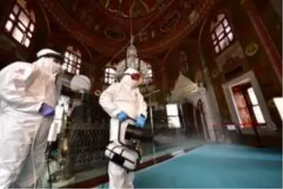 Fatih Sultan Mehmed'in türbesi dezenfekte edildi Fatih Sultan Mehmed'in türbesi dezenfekte edildi
