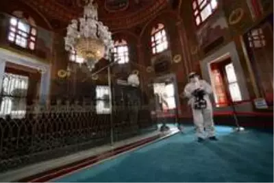 Fatih Sultan Mehmed'in türbesi dezenfekte edildi Fatih Sultan Mehmed'in türbesi dezenfekte edildi