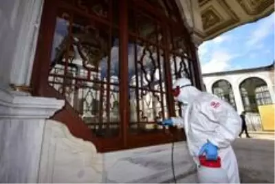 Fatih Sultan Mehmed'in türbesi dezenfekte edildi Fatih Sultan Mehmed'in türbesi dezenfekte edildi