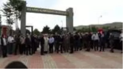 İdlib'de şehit olan Teğmen Canbert Tatar son yolculuğuna uğurlandı İdlib'de şehit olan Teğmen Canbert Tatar son yolculuğuna uğurlandı