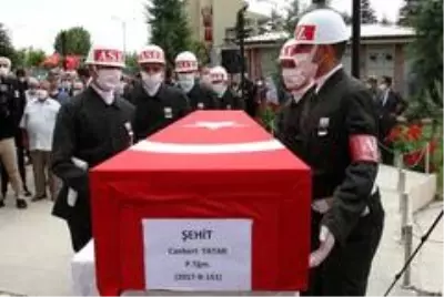 İdlib şehidi Teğmen Tatar, memleketi Elazığ'da son yolculuğuna uğurlandı İdlib şehidi Teğmen Tatar, memleketi Elazığ'da son yolculuğuna uğurlandı