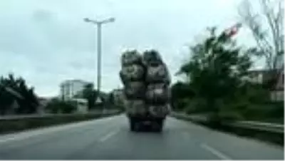 İstanbul'da yük sınırını aşan kamyonetin tehlikeli yolculuğu kamerada İstanbul'da yük sınırını aşan kamyonetin tehlikeli yolculuğu kamerada