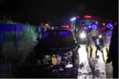 İzmir'de iki otomobil çarpıştı: 1'i ağır 3 yaralı