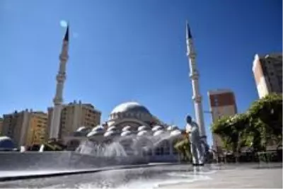 Konya'da cami avluları cuma namazına hazırlanıyor