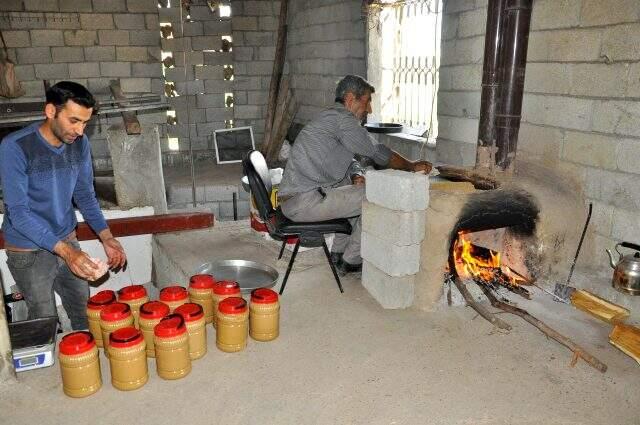 Kuşaklardır gelen bir mesleği yaşatıyor! Günde 120 kilo üretip kilosunu 35 liradan satıyor Kuşaklardır gelen bir mesleği yaşatıyor! Günde 120 kilo üretip kilosunu 35 liradan satıyor