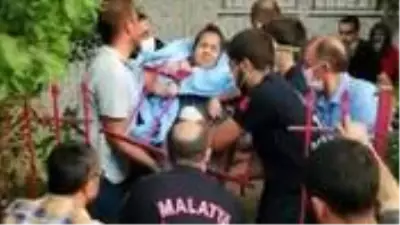 Malatya'da göğsüne demir korkuluk saplanan çocuğu itfaiye kurtardı Malatya'da göğsüne demir korkuluk saplanan çocuğu itfaiye kurtardı