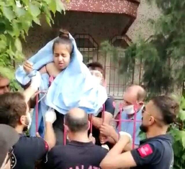 Malatya'da göğsüne demir korkuluk saplanan çocuğu itfaiye kurtardı Malatya'da göğsüne demir korkuluk saplanan çocuğu itfaiye kurtardı