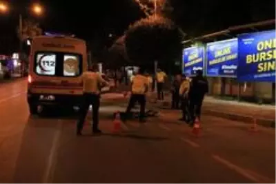 Motosikletten düşen sürücü sinyalizasyon direğine çarpıp öldü
