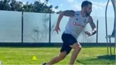 Negredo'nun antrenman sırasında Beşiktaş forması giymesi sosyal medyada gündem oldu Negredo'nun antrenman sırasında Beşiktaş forması giymesi sosyal medyada gündem oldu