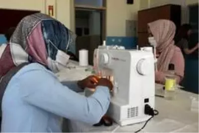 Öğretmenler LGS'ye girecek öğrenciler için maske dikimine başladı