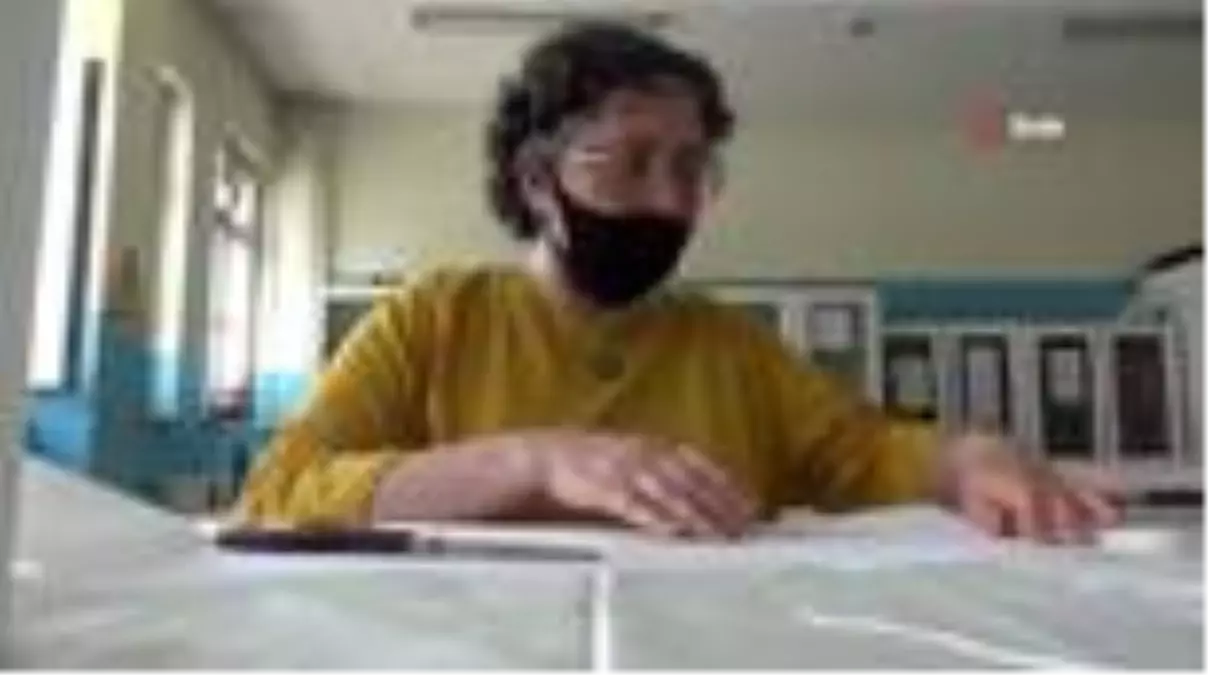 Öğretmenler LGS'ye girecek öğrenciler için maske dikimine başladı