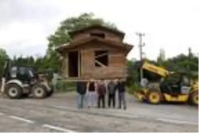 Ölen arkadaşları anısına ahşap evi 7 kilometre taşıdılar Ölen arkadaşları anısına ahşap evi 7 kilometre taşıdılar