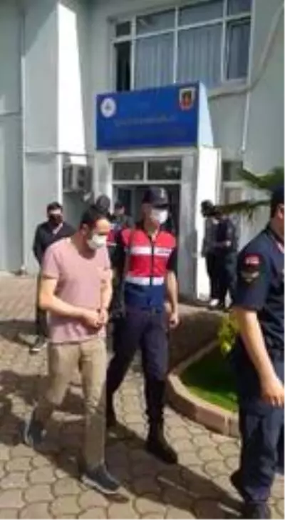 Otomobil hırsızları, müşteri gibi iletişim kuran jandarmaya yakalandı Otomobil hırsızları, müşteri gibi iletişim kuran jandarmaya yakalandı