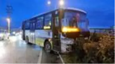 Şehir içi yolcu otobüsü ile hafif ticari araç çarpıştı: 2 yaralı