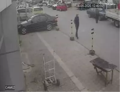 Sokağa çıkma kısıtlaması olan gençlerin sokak ortasında bıçaklı düellosu güvenlik kamerasında