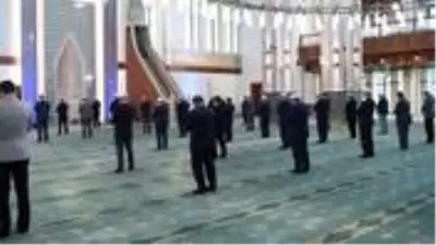 Son Dakika: İstanbul'da yarın Cuma namazı kılınacak camiler belli oldu Son Dakika: İstanbul'da yarın Cuma namazı kılınacak camiler belli oldu