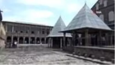 Tarihi Ulu Cami'nin namaz kılınacak avlusu dezenfekte edildi Tarihi Ulu Cami'nin namaz kılınacak avlusu dezenfekte edildi