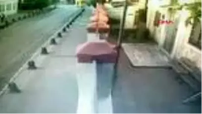 ÜSKÜDAR'DAKİ KİLİSENİN KAPISINDAKİ HAÇI SÖKEN KİŞİ GÖZALTINA ALINDI ÜSKÜDAR'DAKİ KİLİSENİN KAPISINDAKİ HAÇI SÖKEN KİŞİ GÖZALTINA ALINDI