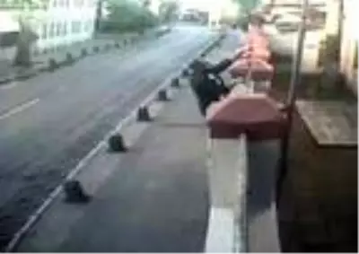 Üsküdar'daki kilisenin kapısındaki haçı söken kişi gözaltına alındı