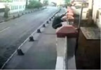 Üsküdar'daki kilisenin kapısındaki haçı söken kişi gözaltına alındı