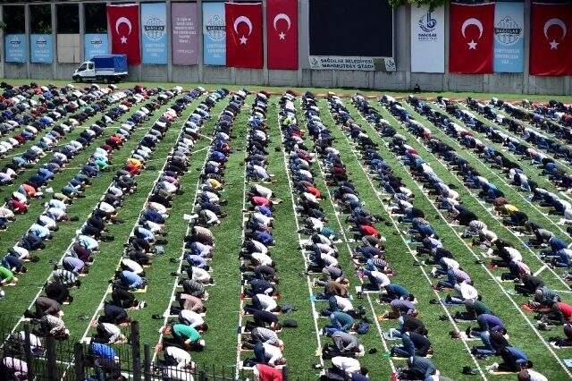 10 haftalık 'Cuma namazı' hasreti sona erdi! Stadyumlar doldu taştı 10 haftalık 'Cuma namazı' hasreti sona erdi! Stadyumlar doldu taştı
