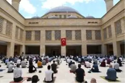 15 bin kişilik camide sosyal mesafe kısıtlaması nedeniyle 750 kişi ile cuma namazı kılındı 15 bin kişilik camide sosyal mesafe kısıtlaması nedeniyle 750 kişi ile cuma namazı kılındı