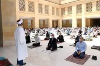15 bin kişilik camide sosyal mesafe kısıtlaması nedeniyle 750 kişi ile cuma namazı kılındı 15 bin kişilik camide sosyal mesafe kısıtlaması nedeniyle 750 kişi ile cuma namazı kılındı