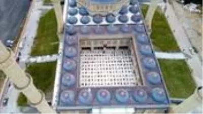 15 bin kişilik camide sosyal mesafe kısıtlaması nedeniyle 750 kişi ile cuma namazı kılındı 15 bin kişilik camide sosyal mesafe kısıtlaması nedeniyle 750 kişi ile cuma namazı kılındı