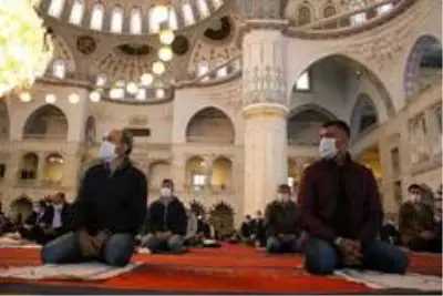 74 gün aradan sonra Ankara'da ilk cuma namazı kılındı 74 gün aradan sonra Ankara'da ilk cuma namazı kılındı