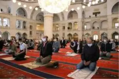 74 gün aradan sonra Ankara'da ilk cuma namazı kılındı 74 gün aradan sonra Ankara'da ilk cuma namazı kılındı
