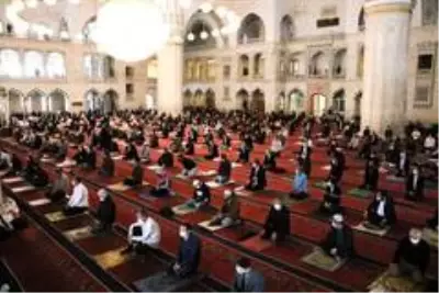 74 gün aradan sonra Ankara'da ilk cuma namazı kılındı 74 gün aradan sonra Ankara'da ilk cuma namazı kılındı