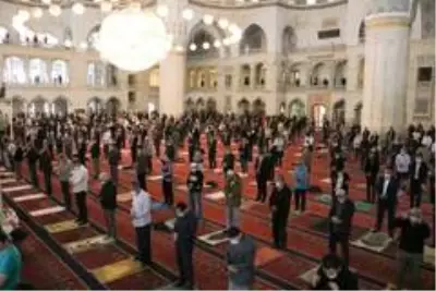 74 gün aradan sonra Ankara'da ilk cuma namazı kılındı 74 gün aradan sonra Ankara'da ilk cuma namazı kılındı