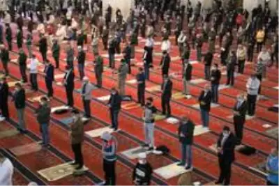 74 gün aradan sonra Ankara'da ilk cuma namazı kılındı 74 gün aradan sonra Ankara'da ilk cuma namazı kılındı