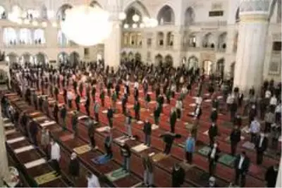 74 gün aradan sonra Ankara'da ilk cuma namazı kılındı 74 gün aradan sonra Ankara'da ilk cuma namazı kılındı